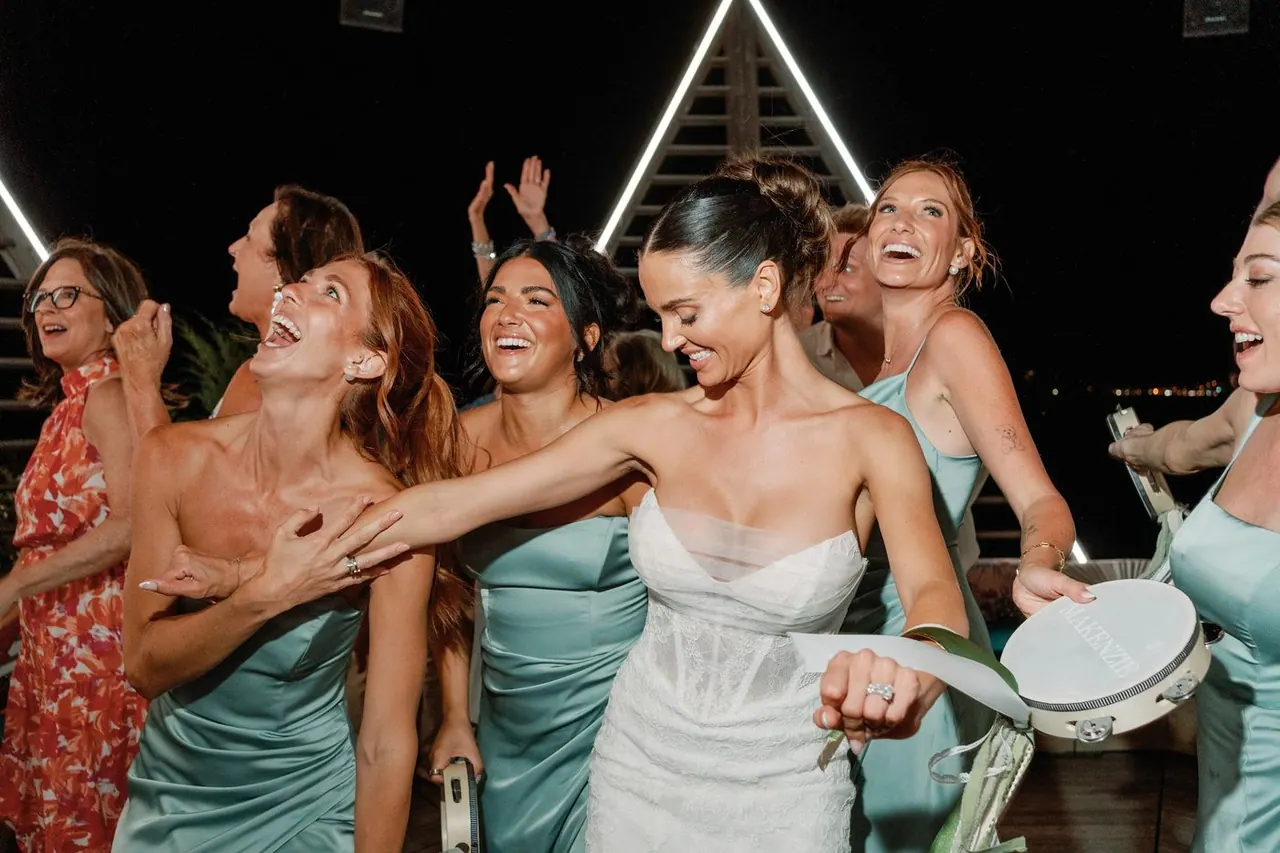 Sposa e ospiti durante un matrimonio in Sardegna