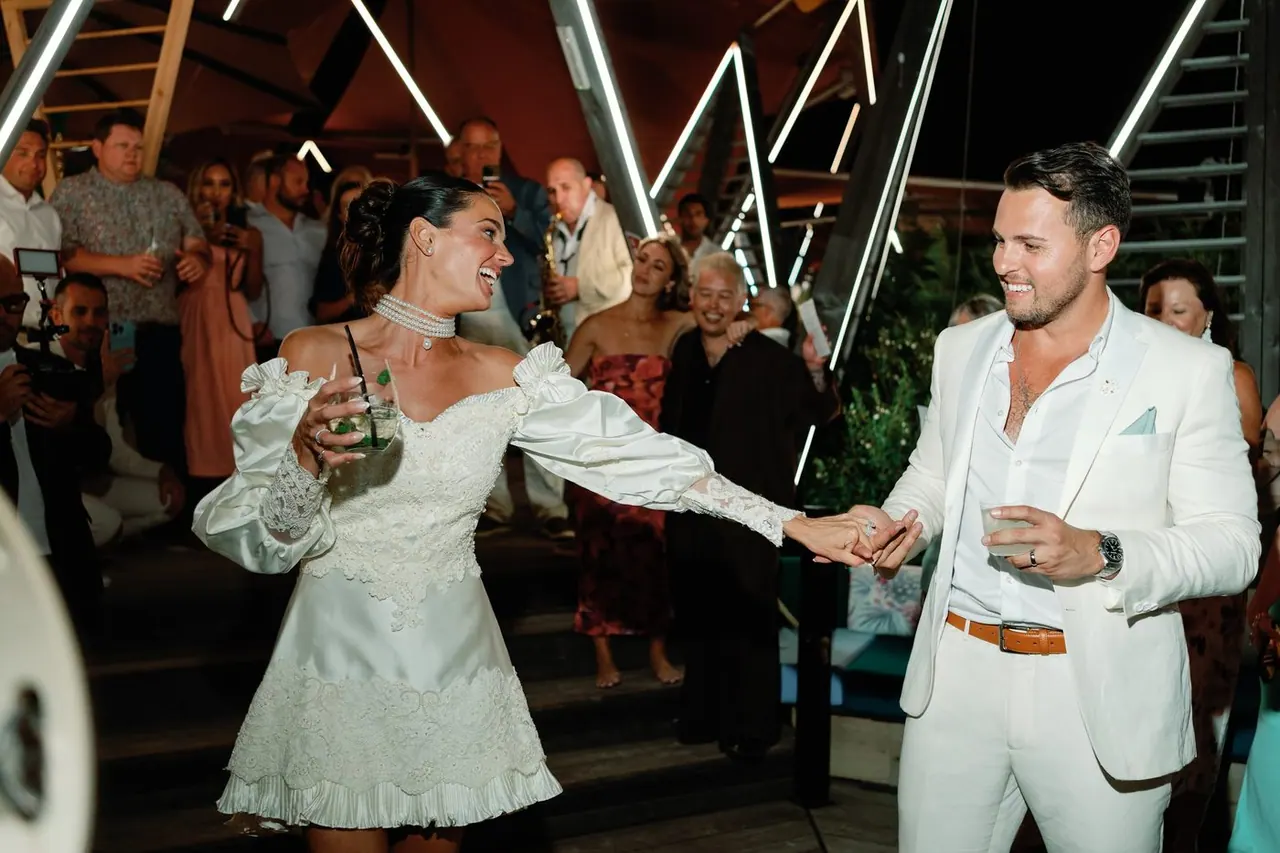 Sposi e invitati in pista durante una festa di matrimonio in Sardegna