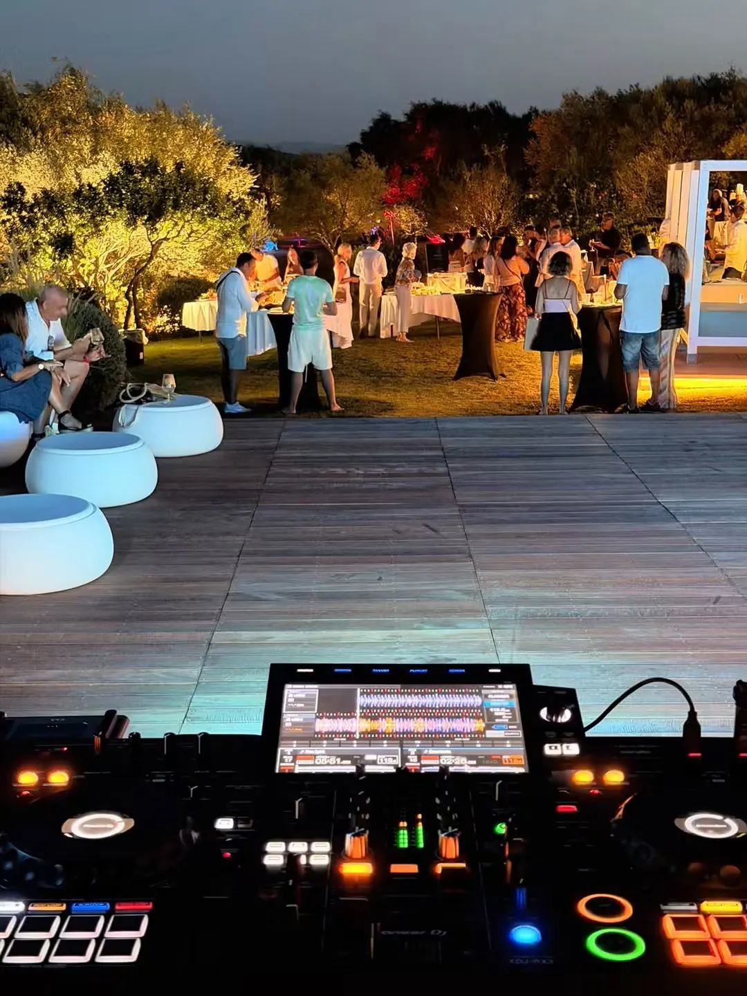 Ospiti durante un evento serale con DJ set in Sardegna