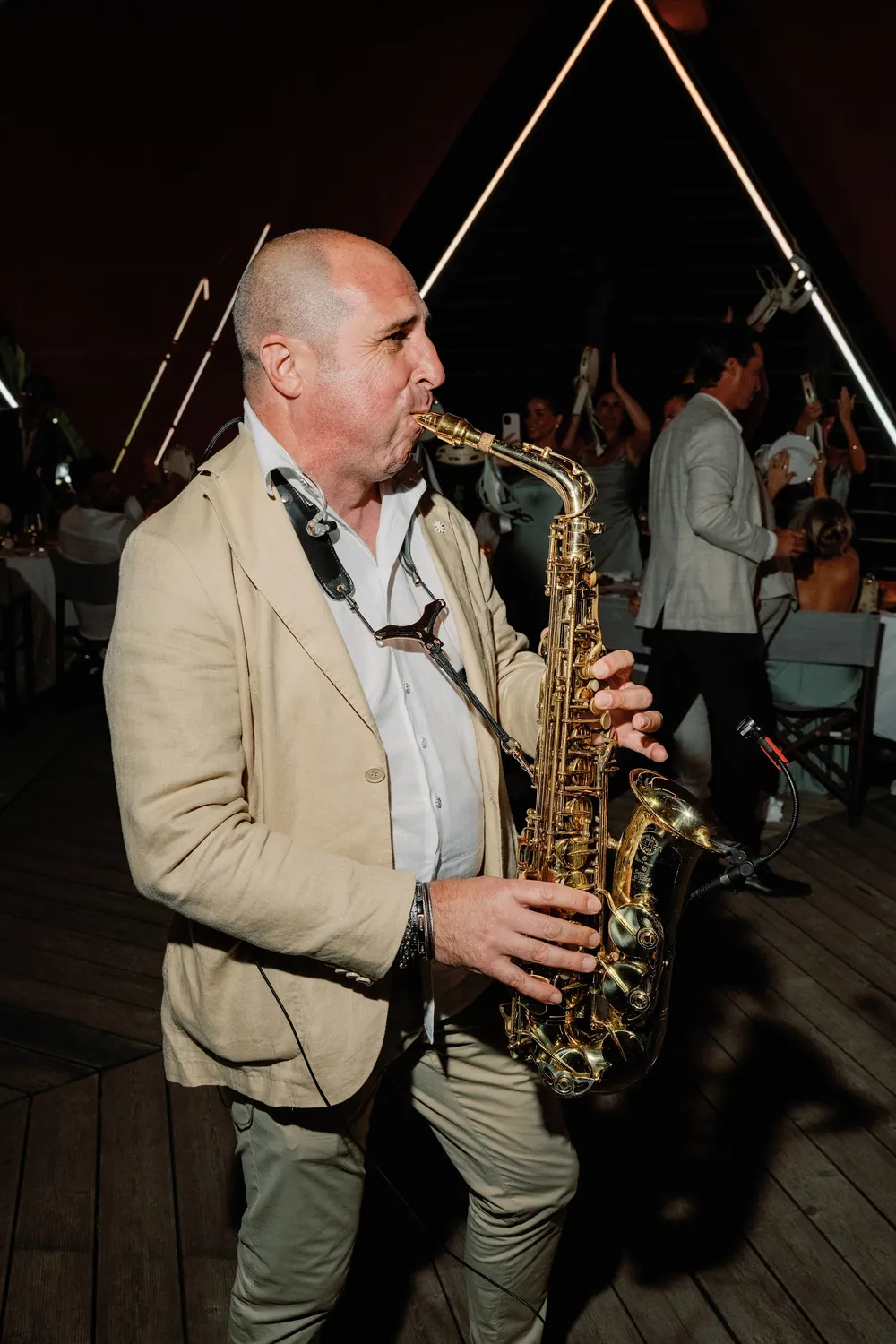 Sassofonista suona durante una festa serale in Sardegna